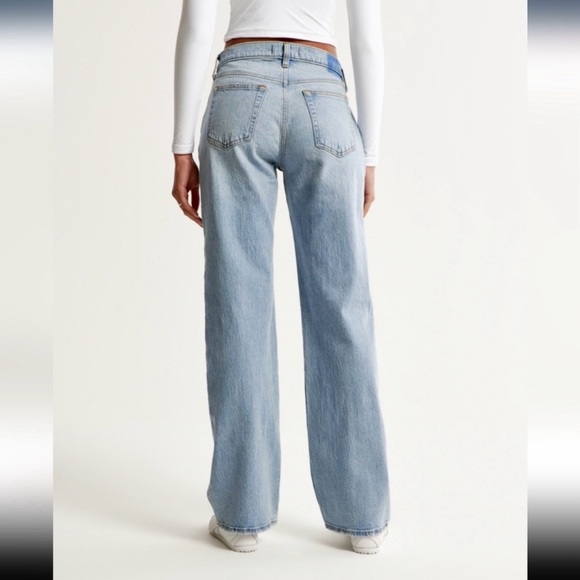 Abercrombie and Fitch the 90s baggy, low rise light wash jeans, size 29 - Picture 3 of 10